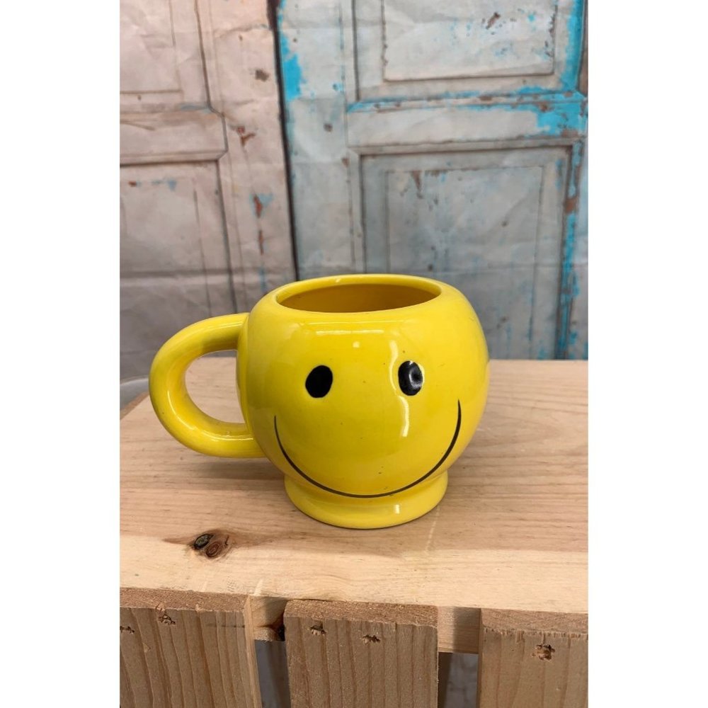Smiling Happy Face Mug Yellow with Handle